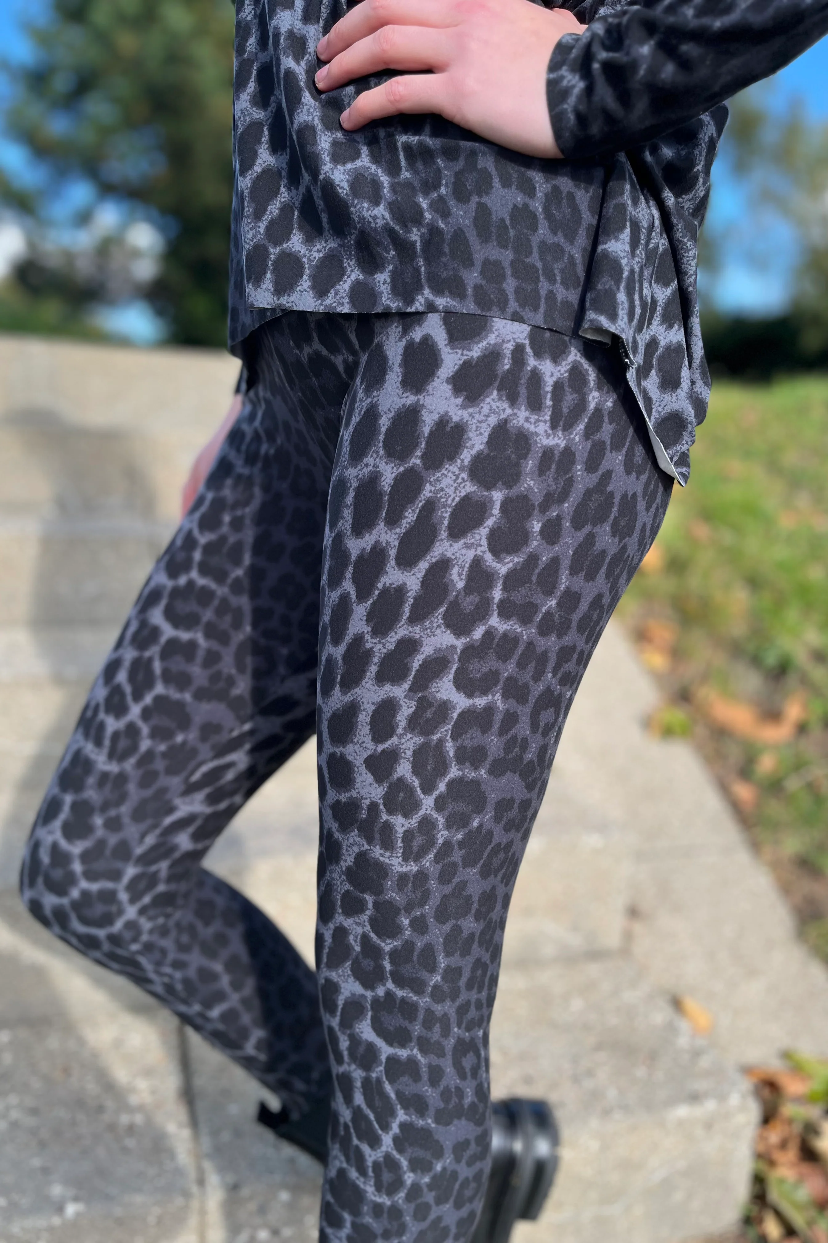 Alma Leggings | Deep Dark Grey Leo | Leggings fra Liberté - Image 6