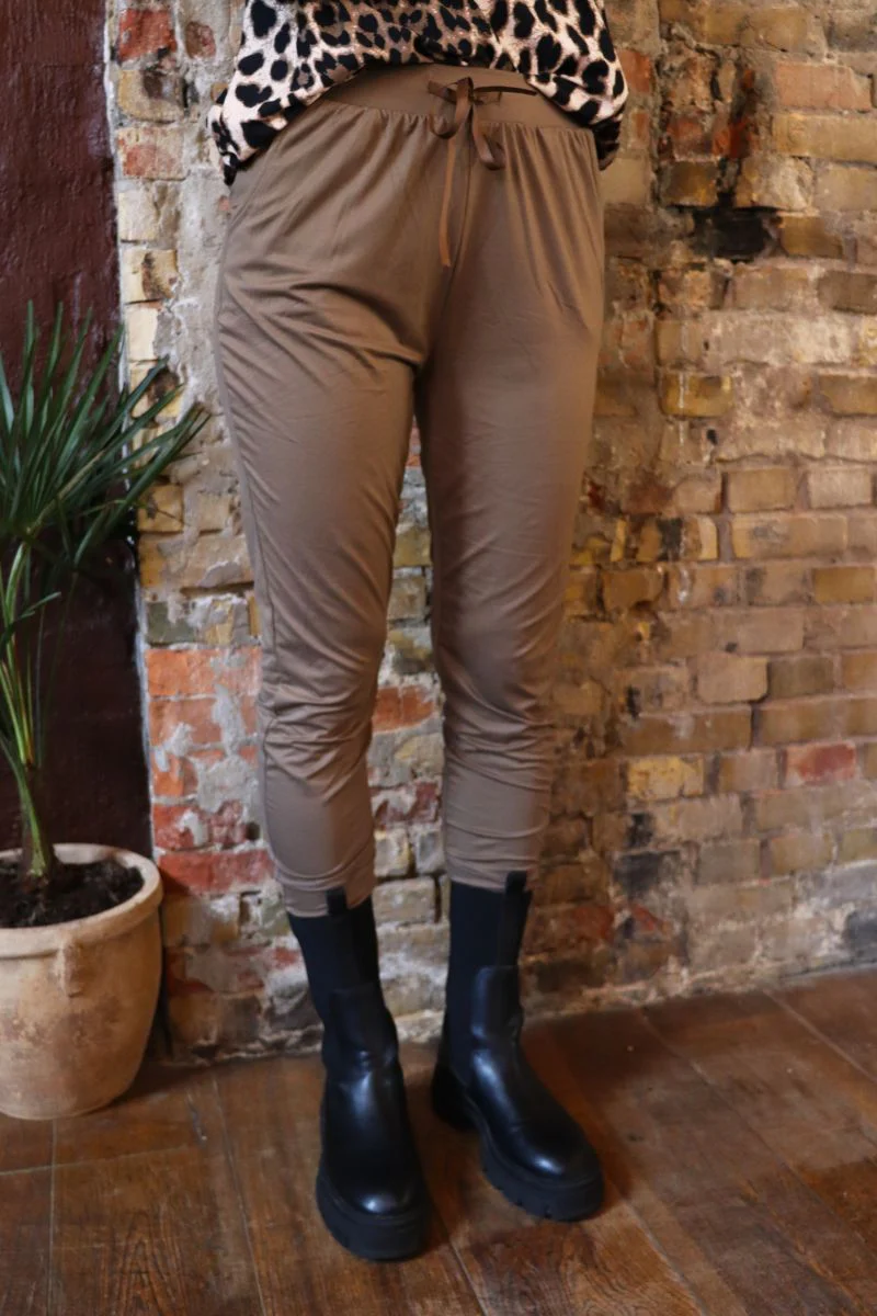 Alma Pants | Fossil | Bukser fra Liberté - Image 2