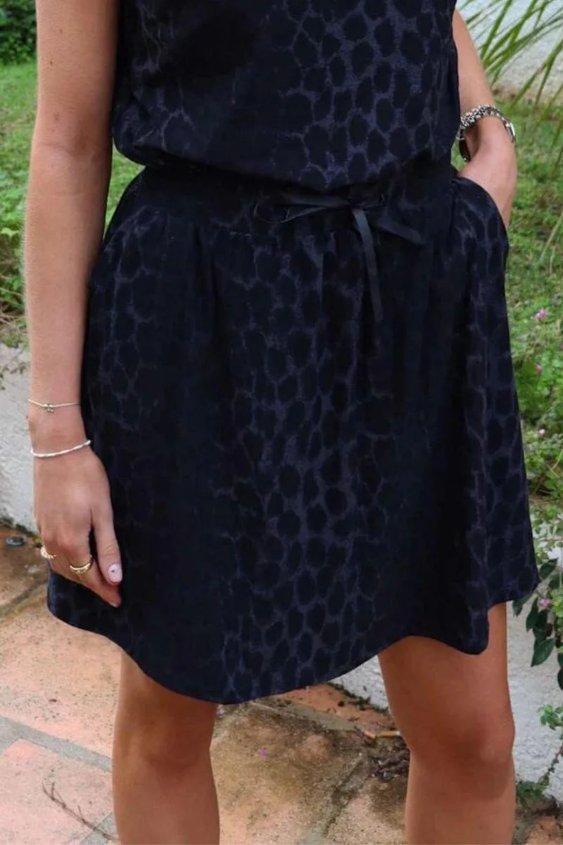 Alma Short Loose Skirt | Dark Grey Leo | Nederdel fra Liberté - Image 2