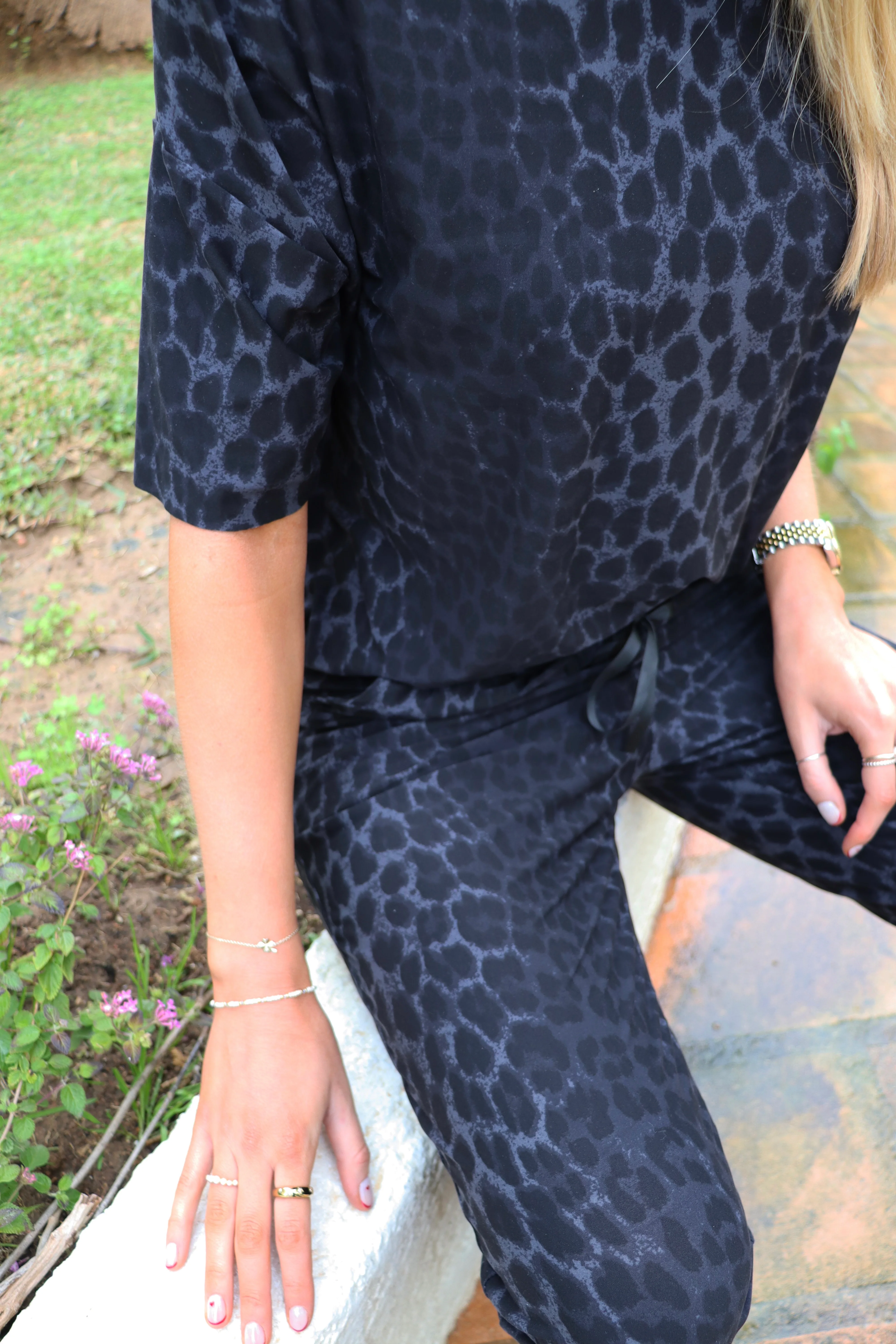 Alma Tshirt | Dark Grey Leo | TShirt fra Liberté - Image 4