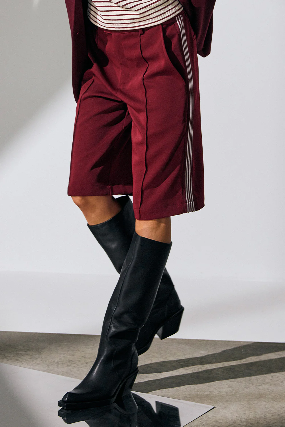 Amira Crease Bermuda 31459 | Burgundy | Bukser fra Co'couture - Image 5