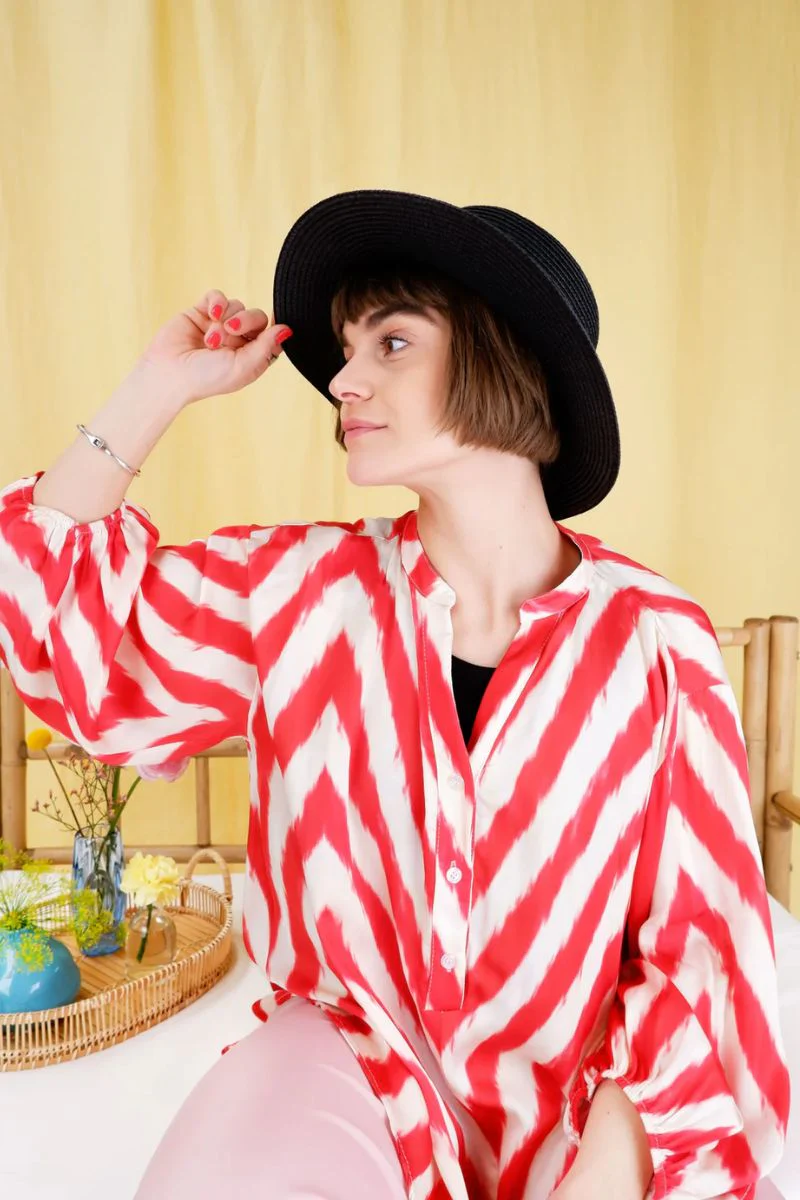 Annalina Satin Blouse | Red | Bluse fra Black Colour - Image 3