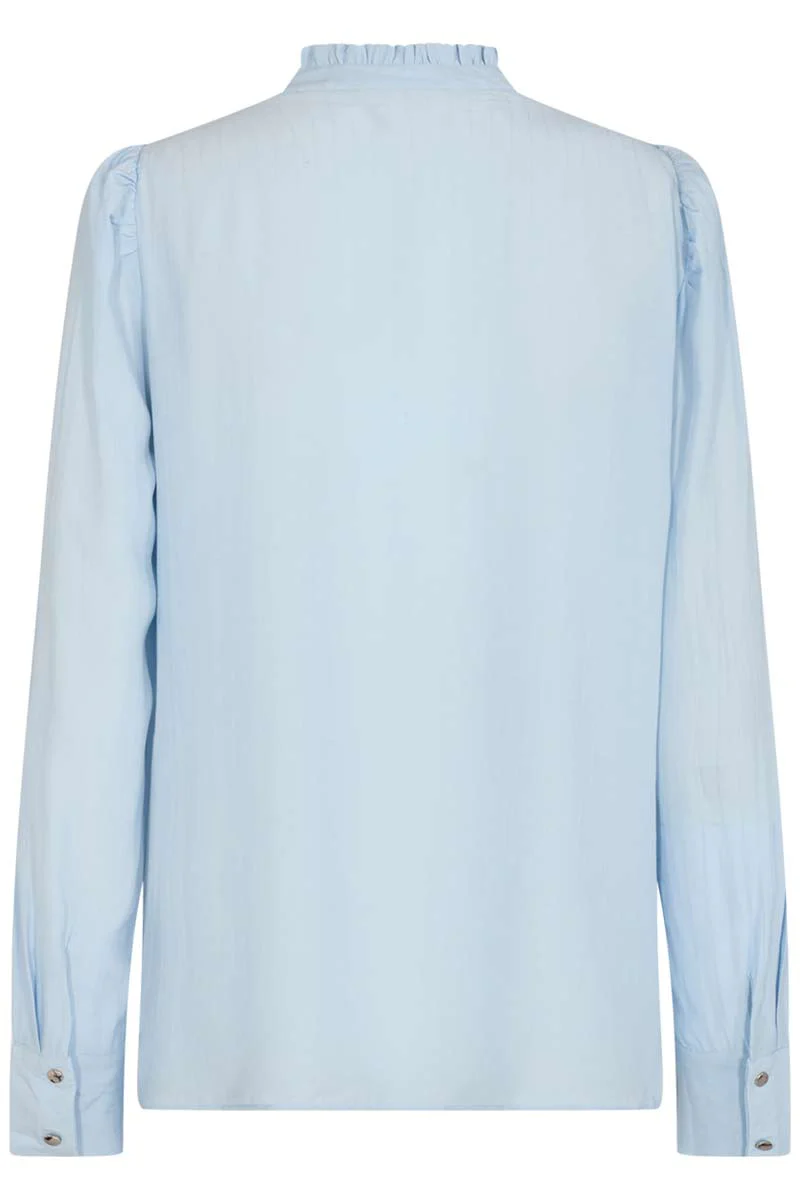 April Shirt | Chambray Blue | Bluse med flæser fra Freequent - Image 3