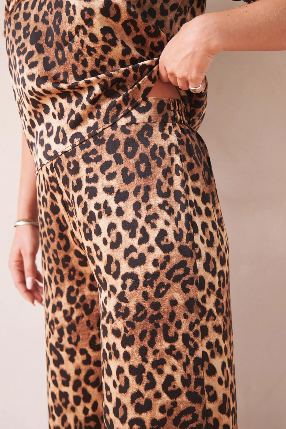 Avie Leo Pants | Leopard | Bukser fra Neo Noir - Image 2