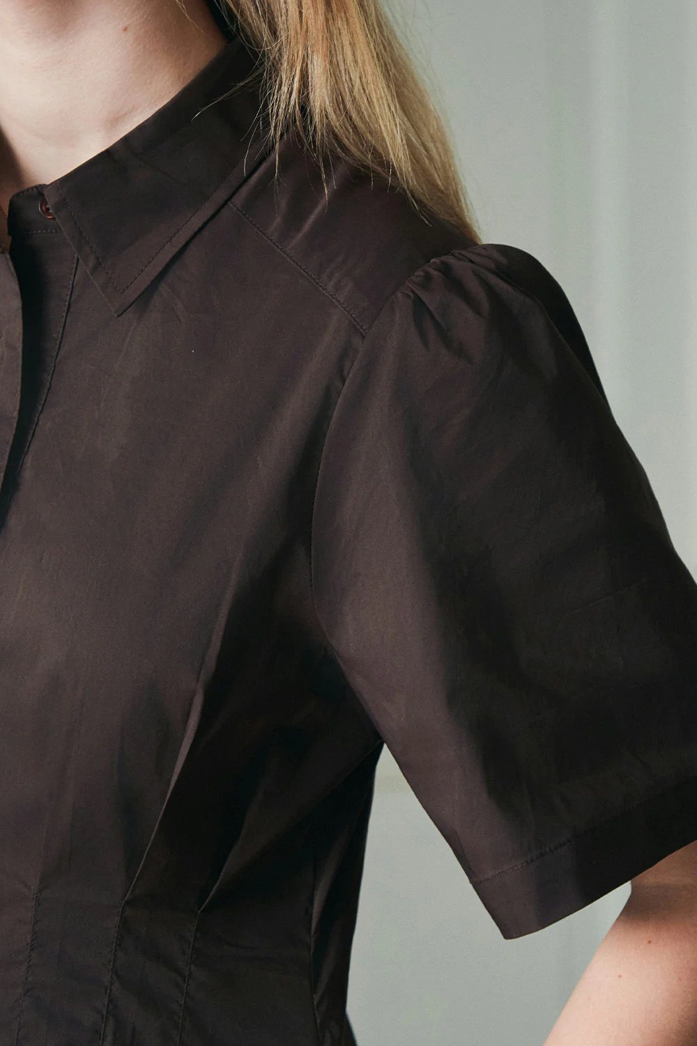 Baia Poplin Dress | Chocolate Brown | Kjole fra Neo Noir - Image 4