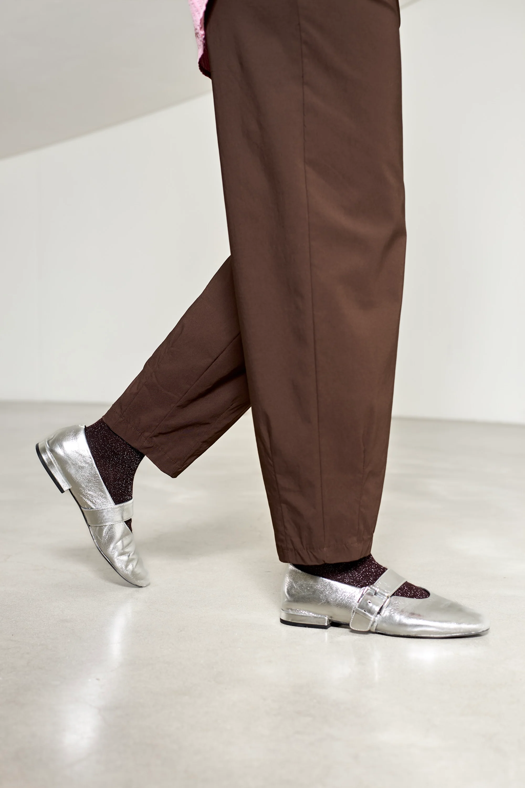 Beate Barrel Pant | Coffee | Bukser fra Black Colour - Image 2