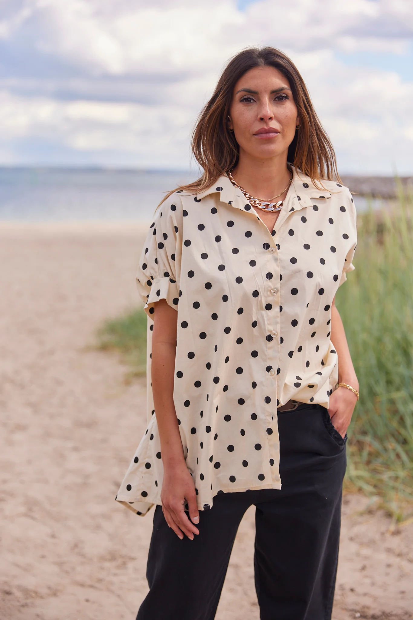 Bleu Belle Dot Shirt | Beige | Skjorte fra Atelier C - Image 3