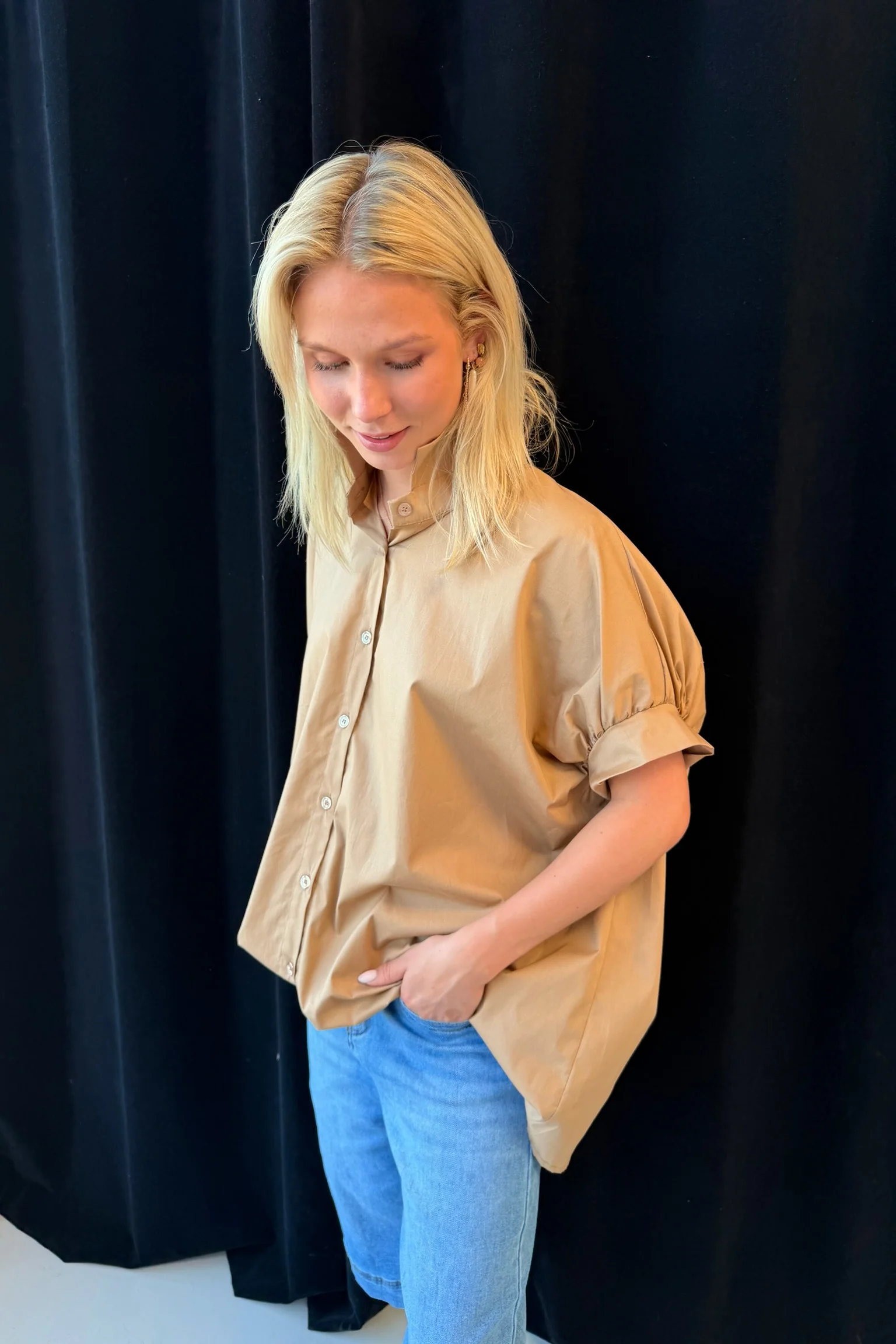 Bleu Belle shirt | Camel | Skjorte fra Atelier C - Image 2