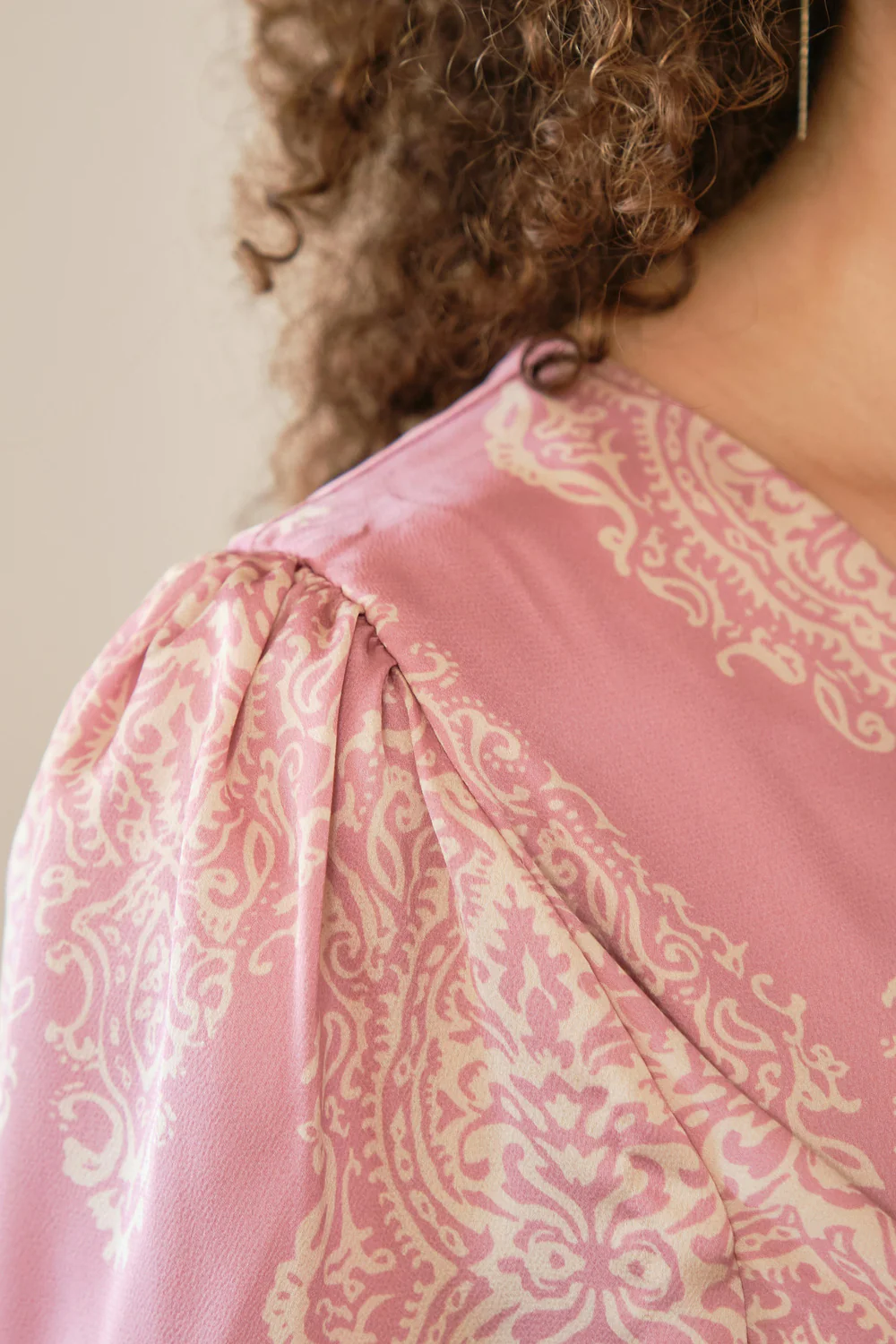 Bretti Paisley Drop Dress | Evening Rose | Kjole fra Neo Noir - Image 4