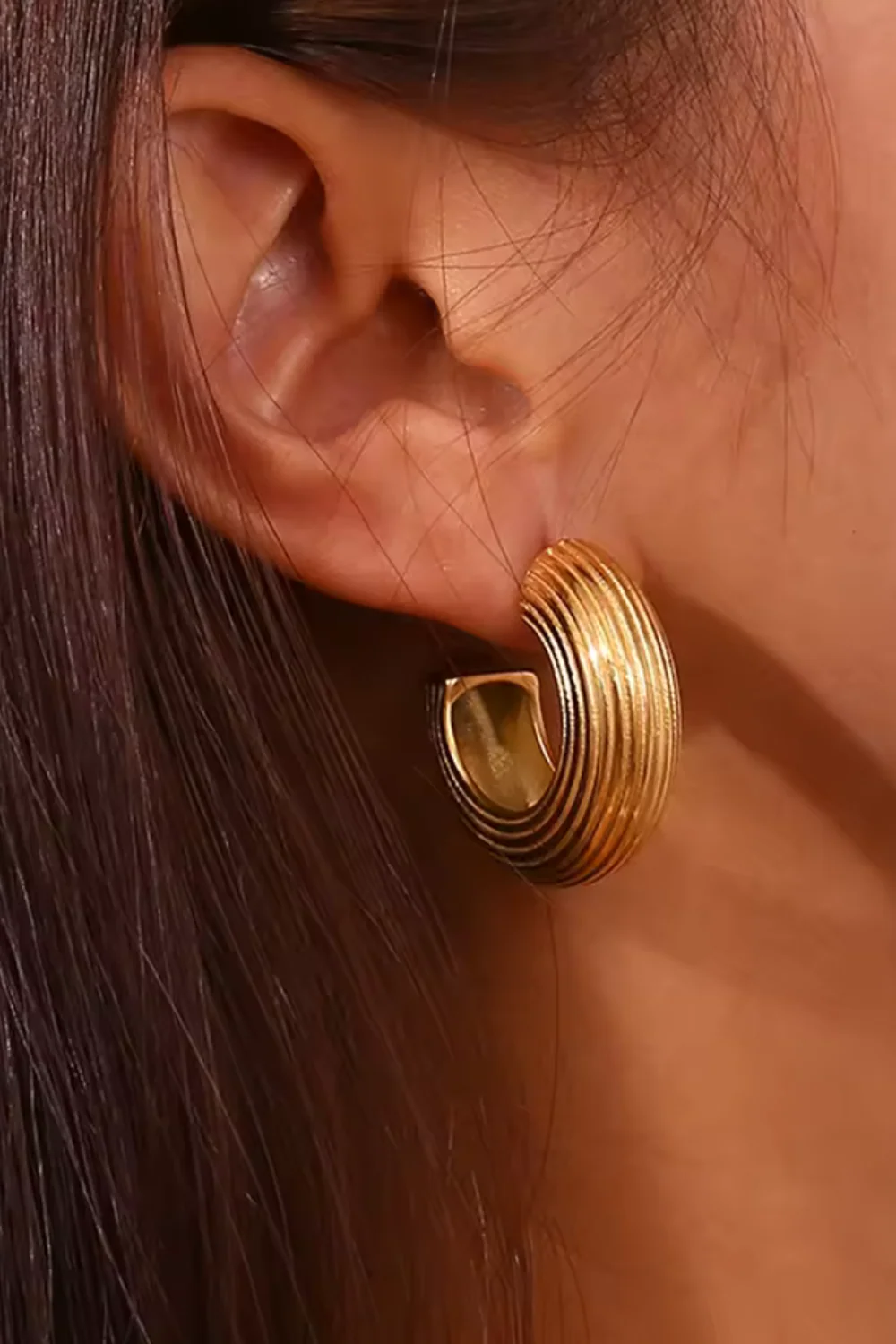 C Shaped Hoops | Øreringe fra Birdsong - Image 2