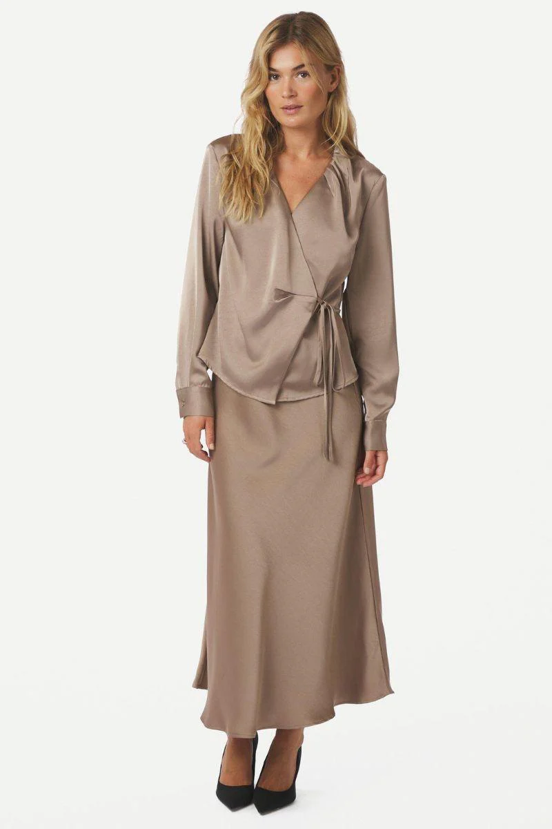Caprina Heavy Sateen Blouse | Dark Taupe | Bluse fra Neo Noir - Image 6