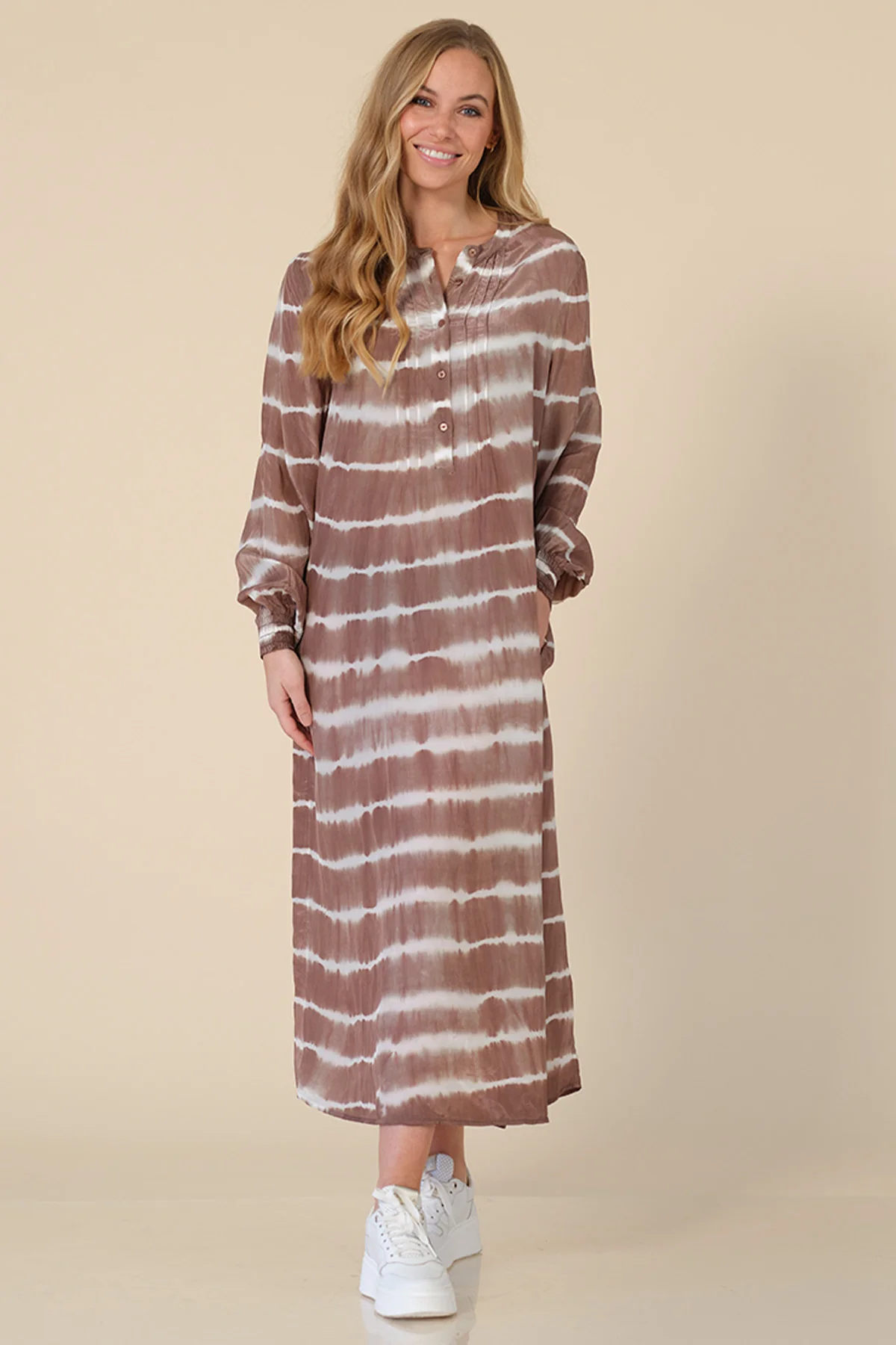 Caroline Dress 2476 | Taupe | Kjole fra Prepair - Image 2