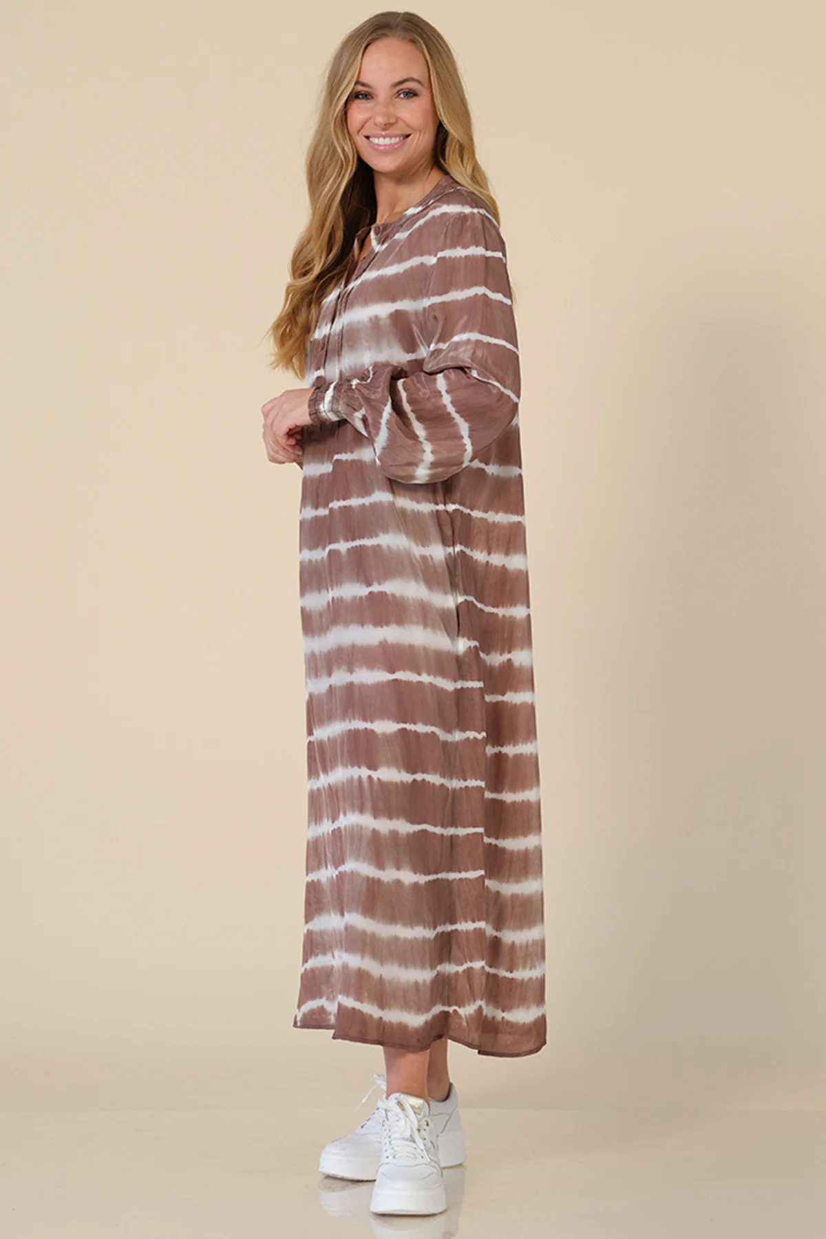Caroline Dress 2476 | Taupe | Kjole fra Prepair - Image 3