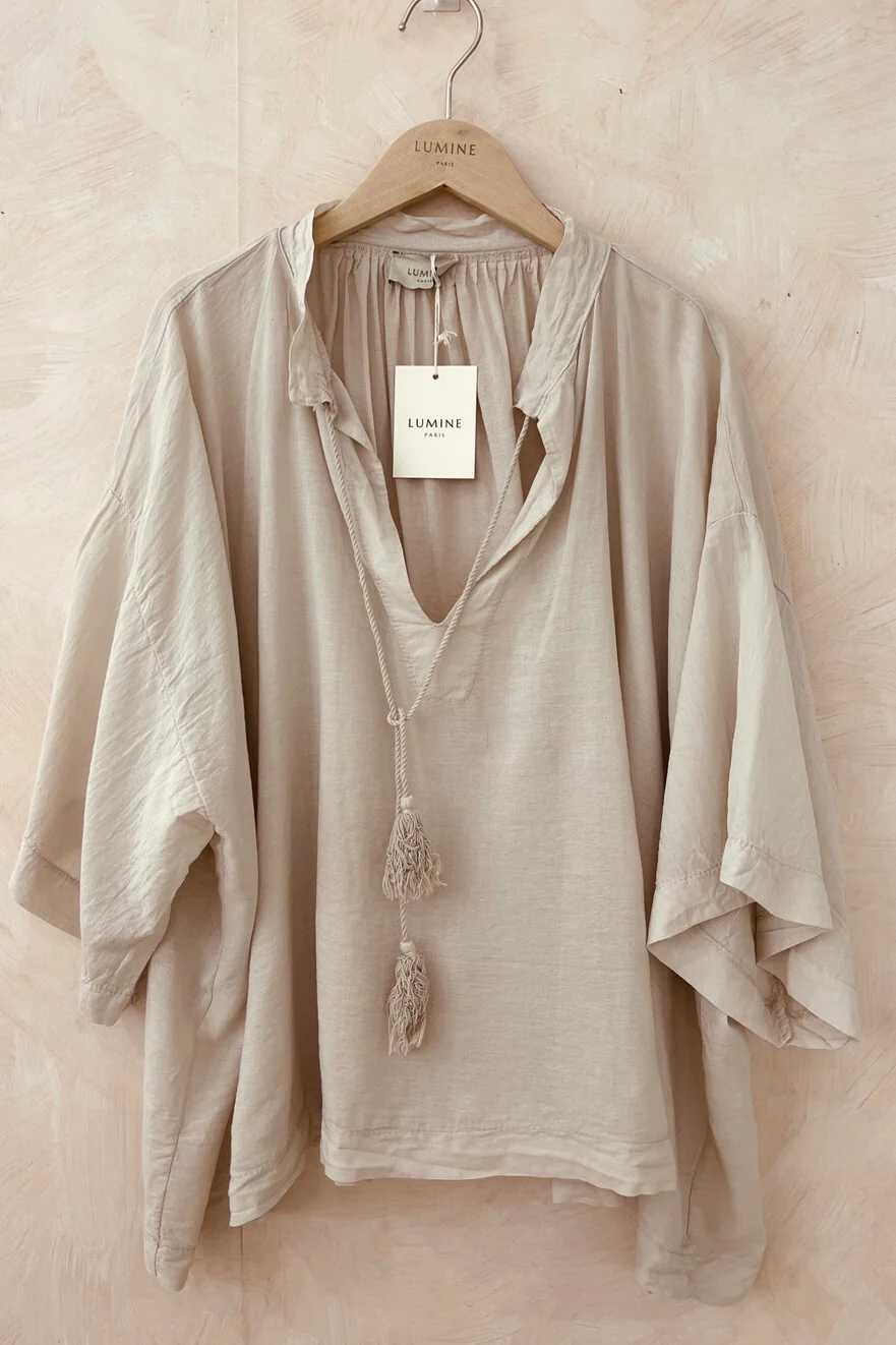Cotton V-neck Shirt | Beige | Bluse fra Atelier C - Image 3