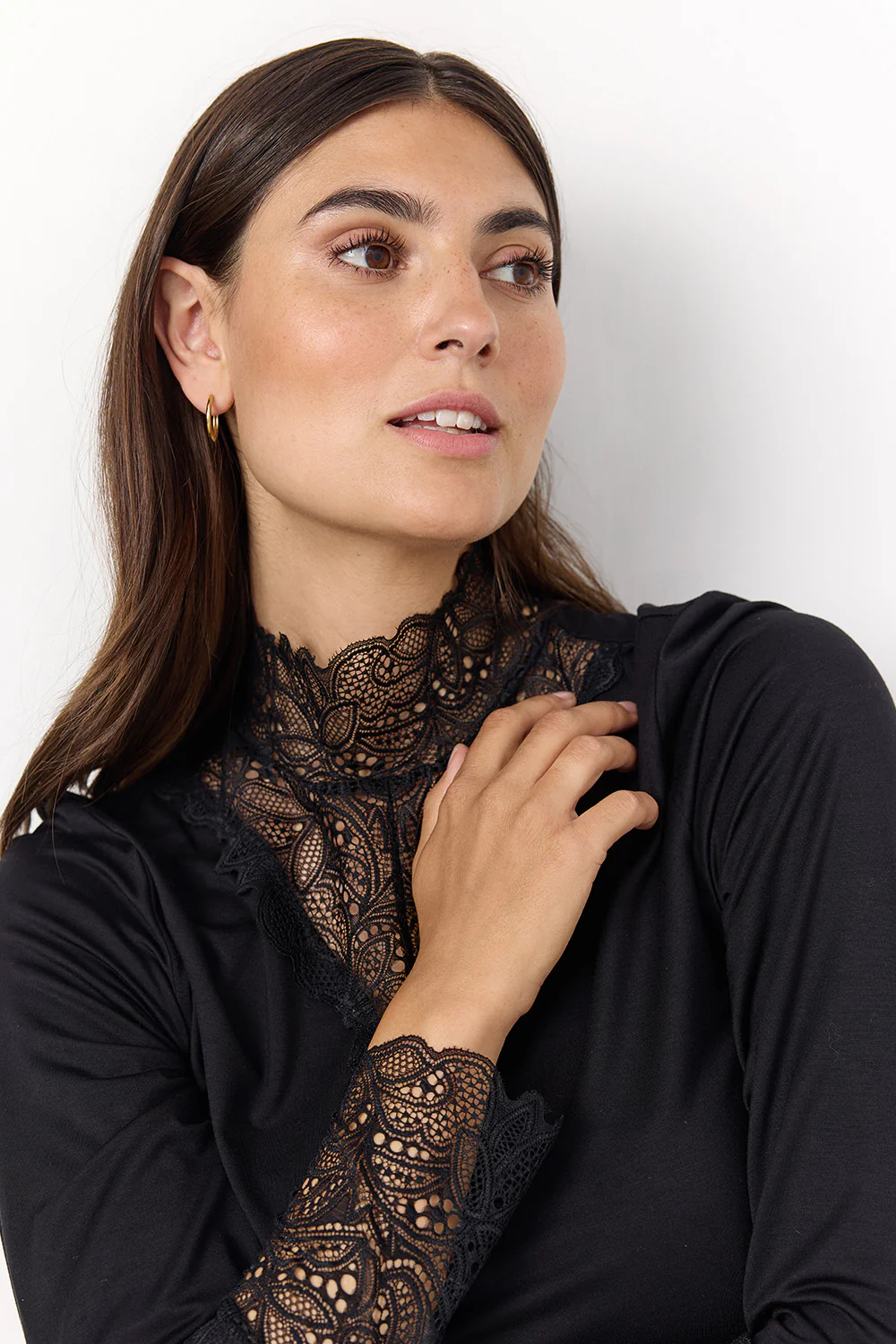 Daisy T-neck | Black | Bluse fra Statebird - Image 12