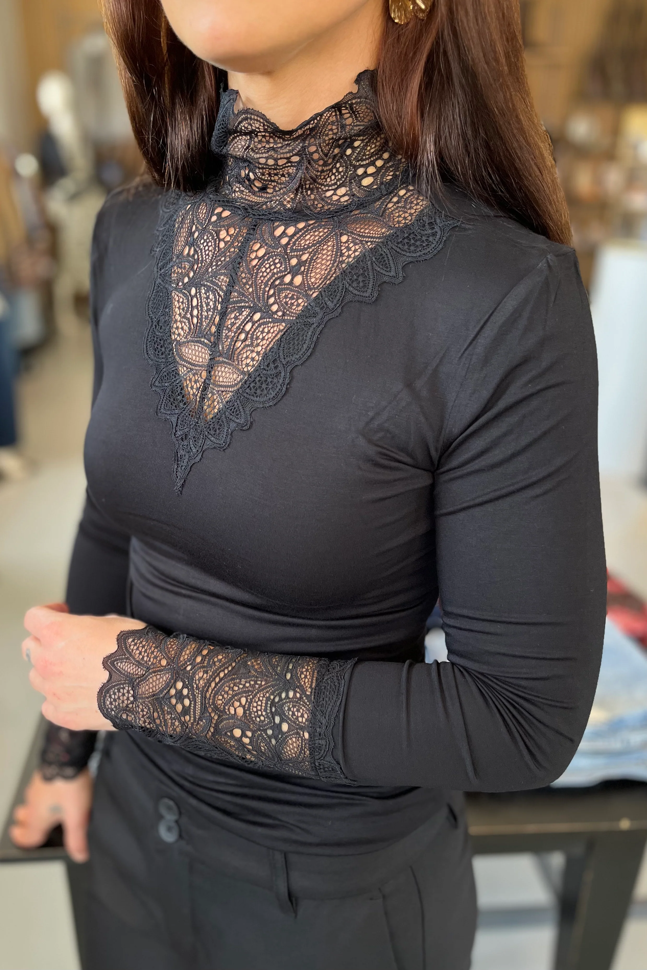 Daisy T-neck | Black | Bluse fra Statebird - Image 5