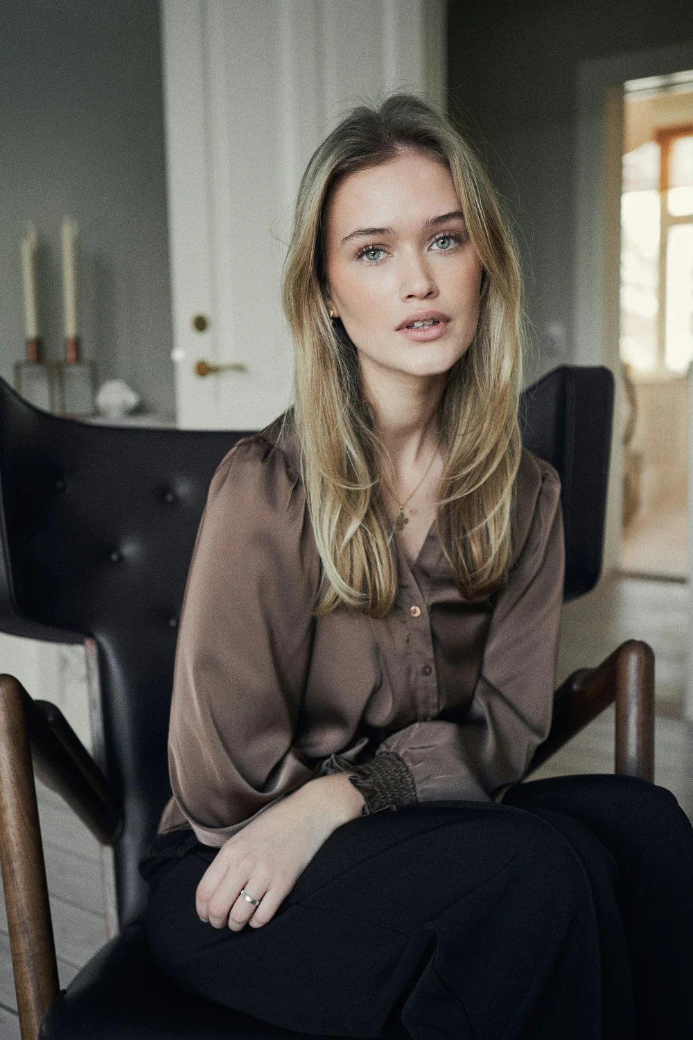 Delsie Drapy Sateen Blouse | Dusty Brown | Bluse fra Neo Noir