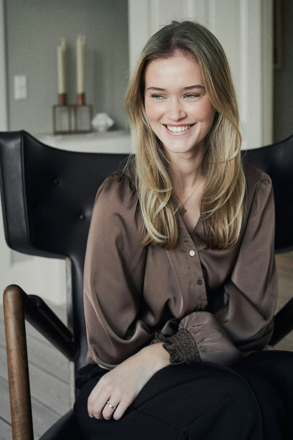 Delsie Drapy Sateen Blouse | Dusty Brown | Bluse fra Neo Noir - Image 3