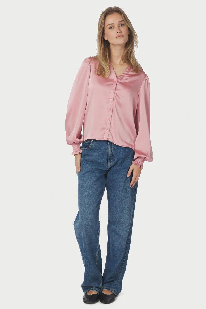 Delsie Drapy Sateen Blouse | Light Pink | Bluse fra Neo Noir - Image 6