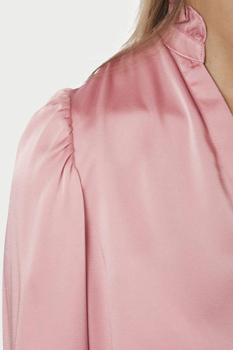 Delsie Drapy Sateen Blouse | Light Pink | Bluse fra Neo Noir - Image 7