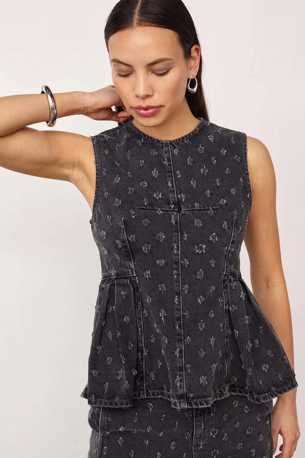 Derri Dot Denim Top | Mid Grey | T-Shirt fra Co'couture - Image 4