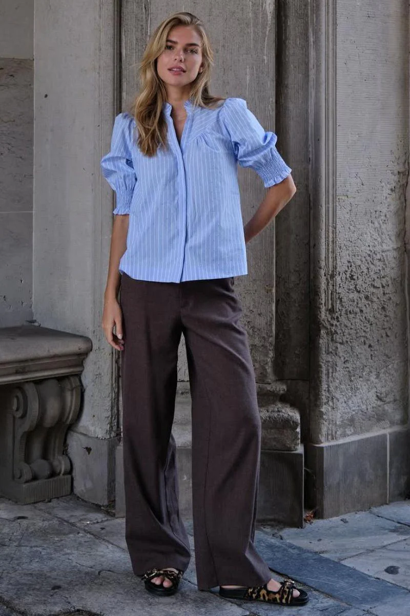 Diana Stripy Stone Blouse | Light Blue | Bluse fra Neo Noir - Image 3