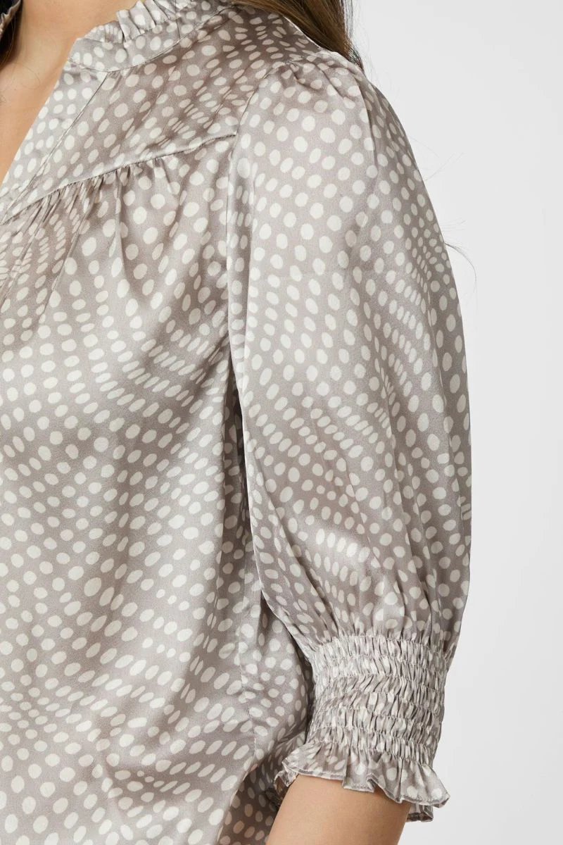 Diana Vibrant Dot Blouse | Light Taupe | Bluse fra Neo Noir - Image 6