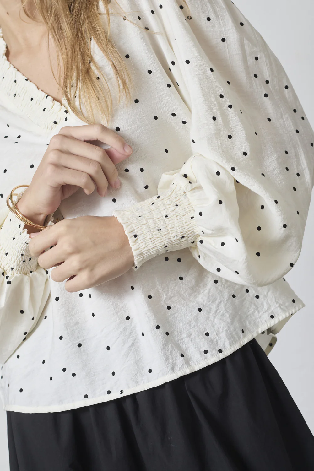 Diem Dot V-Blouse 45062 | OffWhite-Black | Bluse fra Co'couture - Image 3