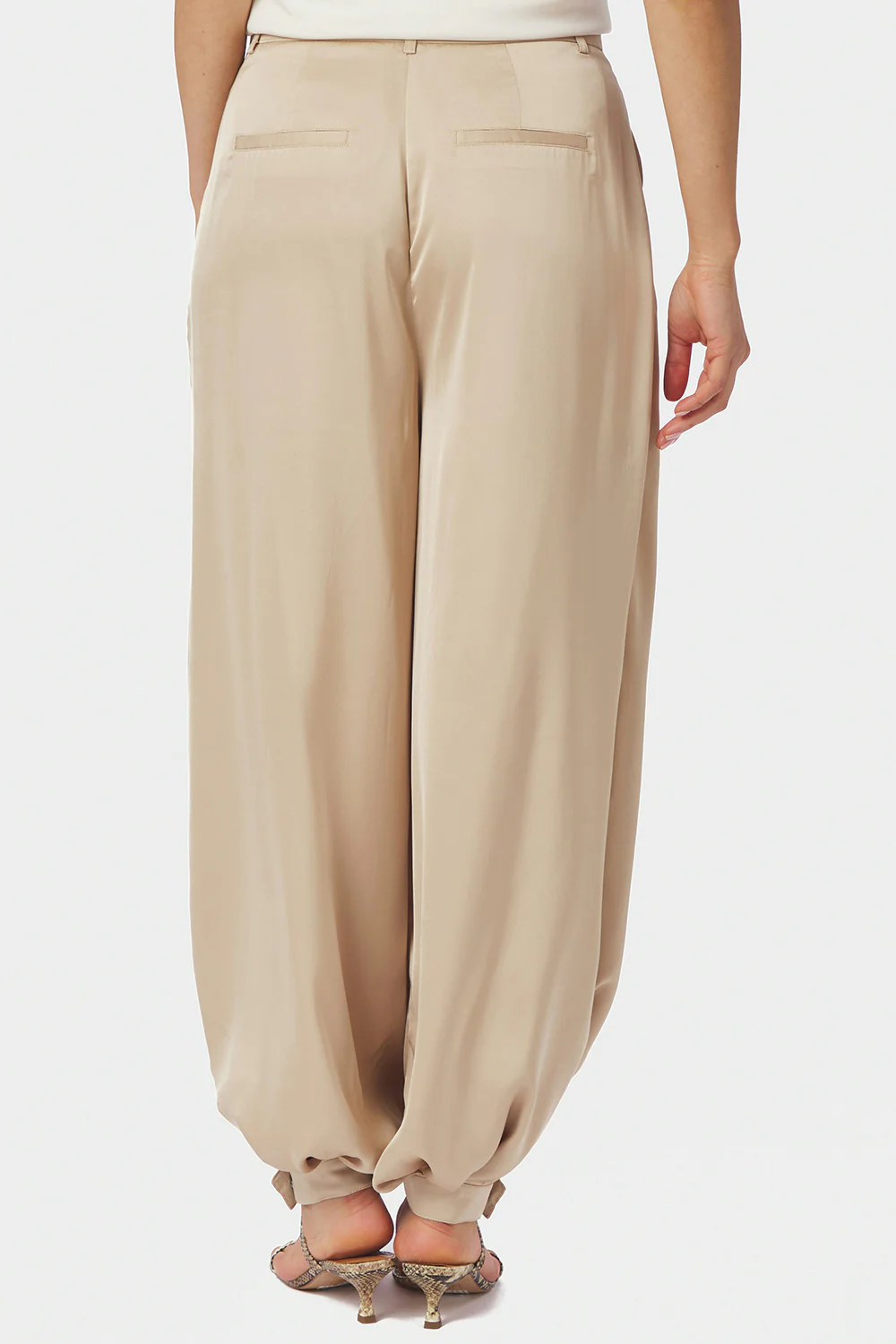 Fayla Drapy Satin Balloon Pants | Dark Sand | Pants fra Neo Noir - Image 6