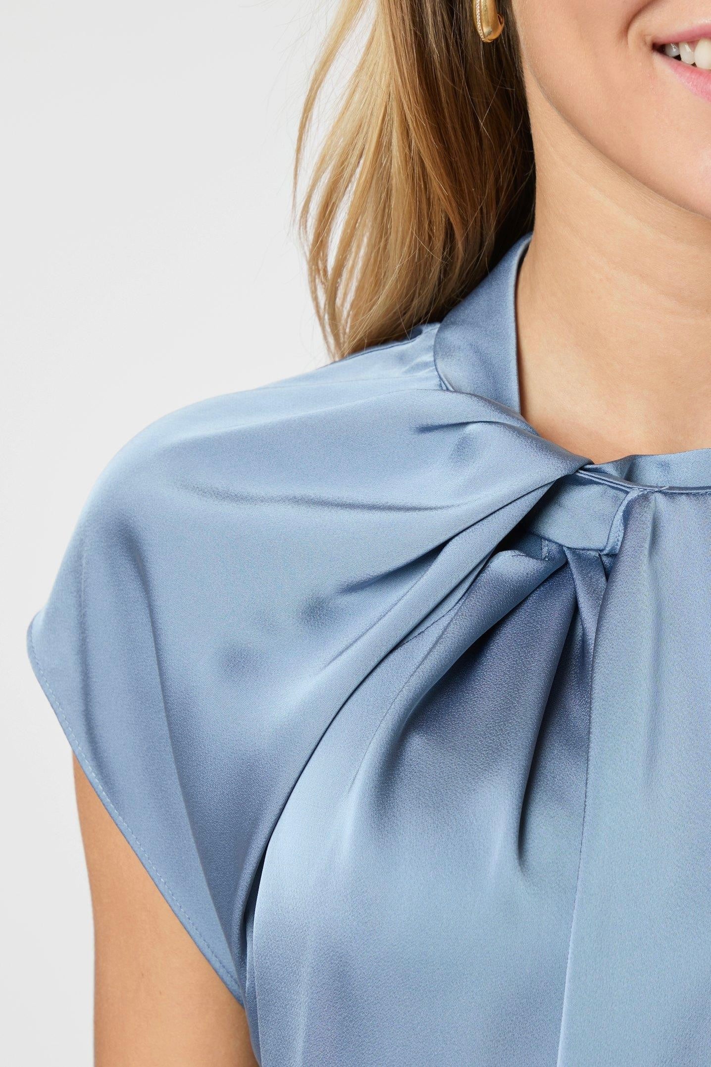 Fleur Drapy Satin Blouse | Dusty Blue | Bluse fra Neo Noir - Image 3