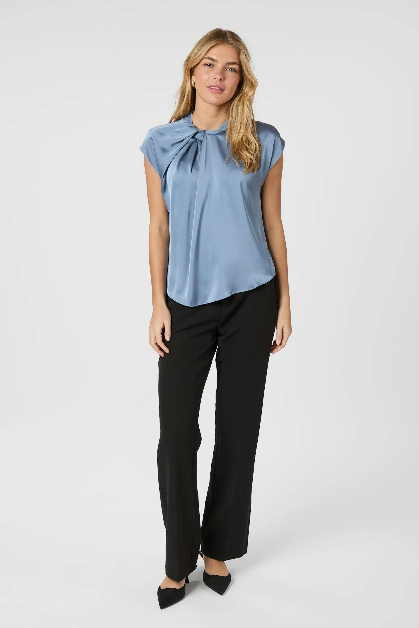 Fleur Drapy Satin Blouse | Dusty Blue | Bluse fra Neo Noir - Image 6