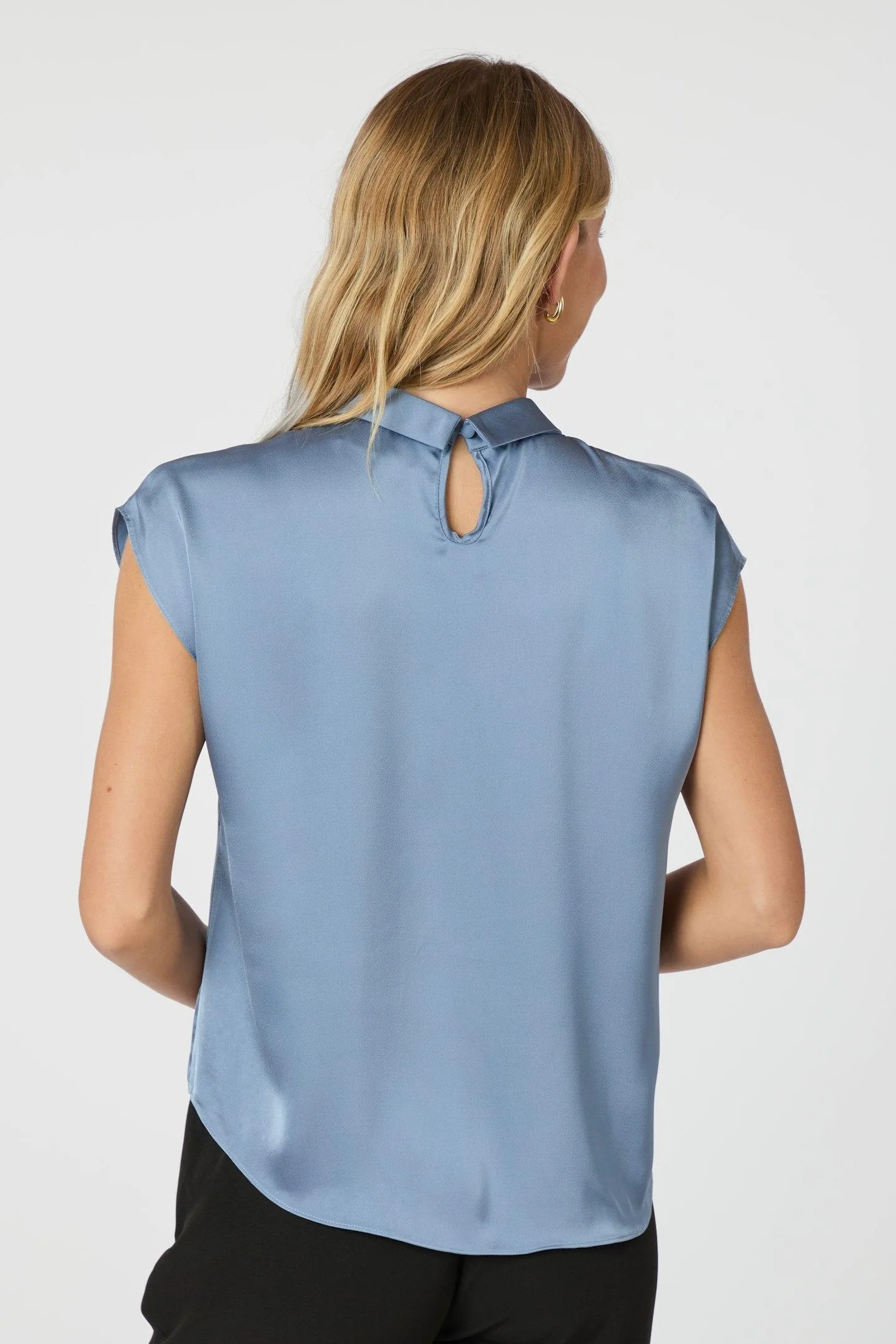 Fleur Drapy Satin Blouse | Dusty Blue | Bluse fra Neo Noir - Image 8