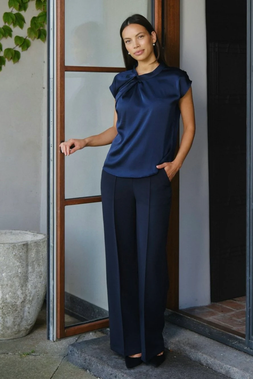 Fleur Drapy Satin Blouse | Navy | Bluse fra Neo Noir - Image 3