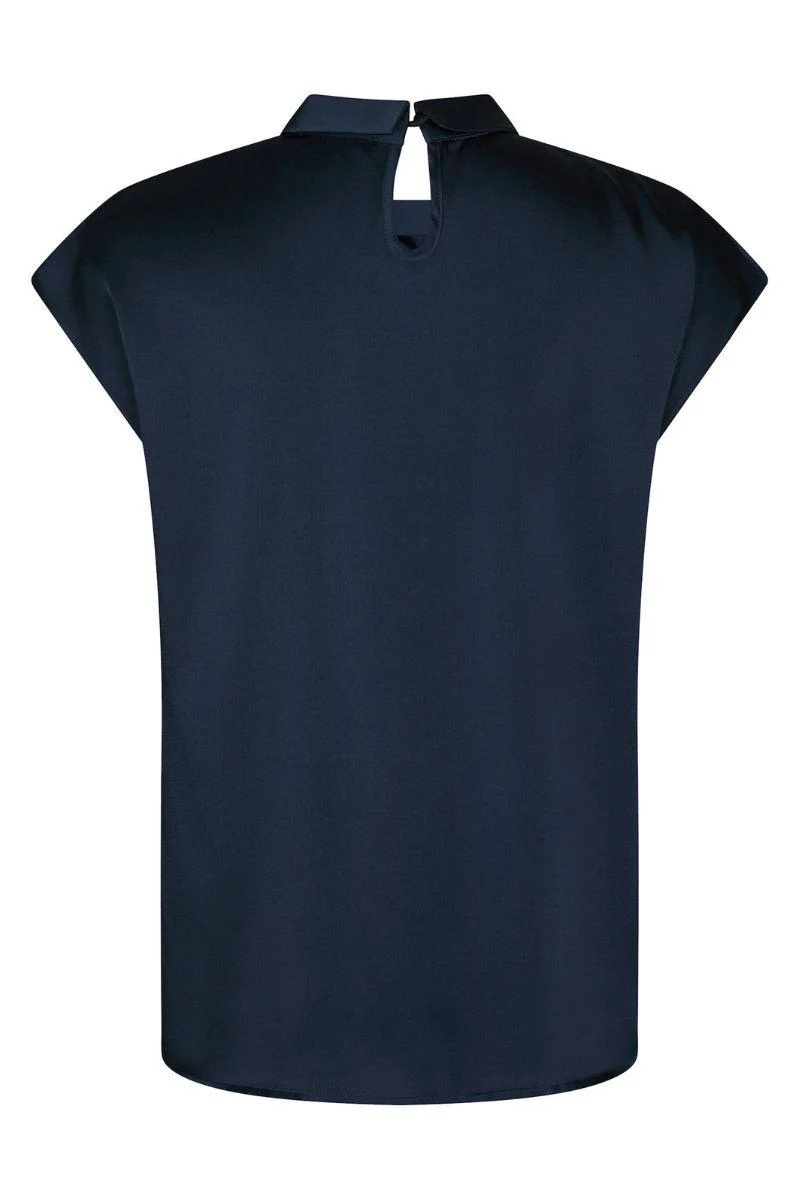 Fleur Drapy Satin Blouse | Navy | Bluse fra Neo Noir - Image 5