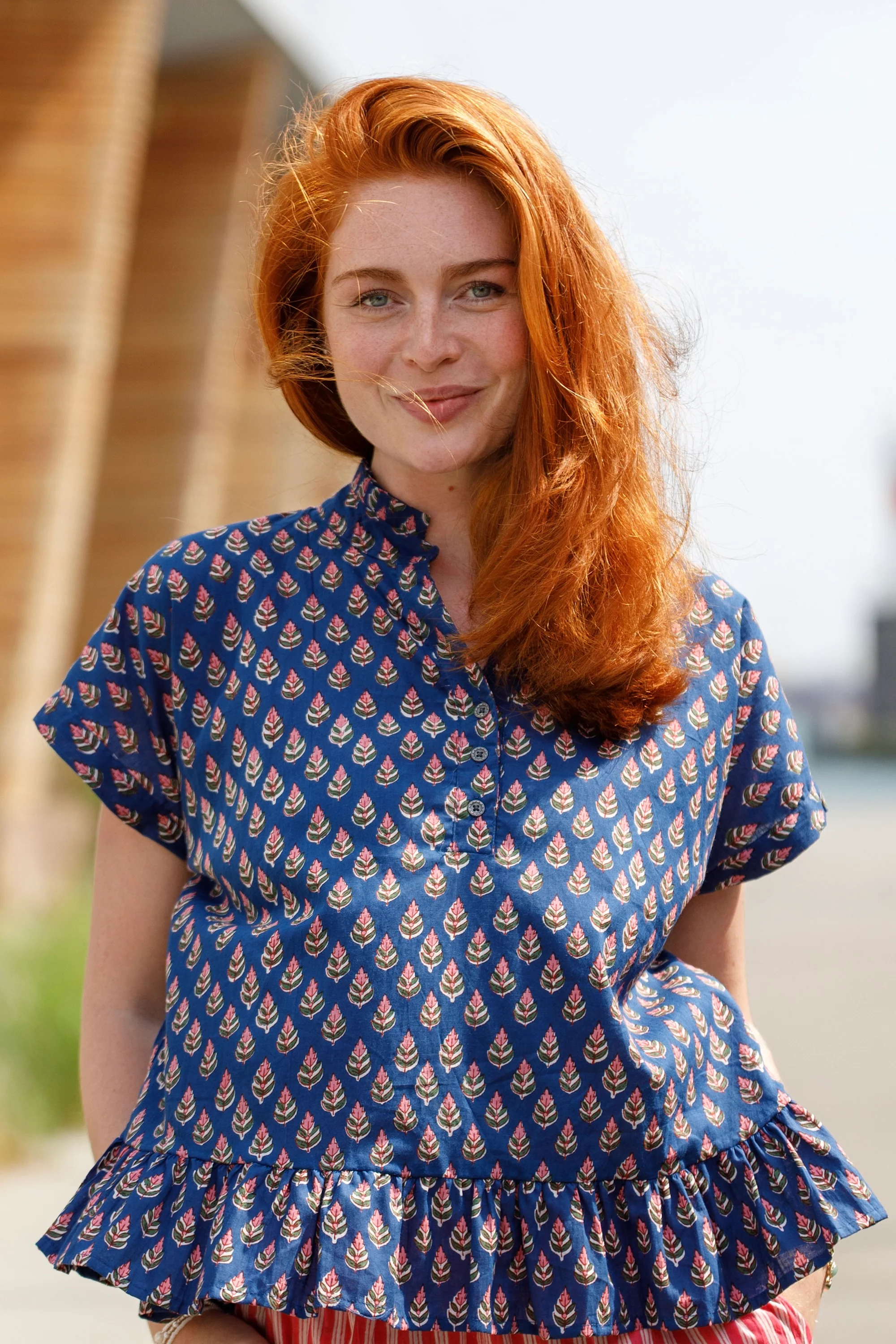 Flora Ruffle S/S Blouse | Blue Icon | Bluse fra Black Colour
