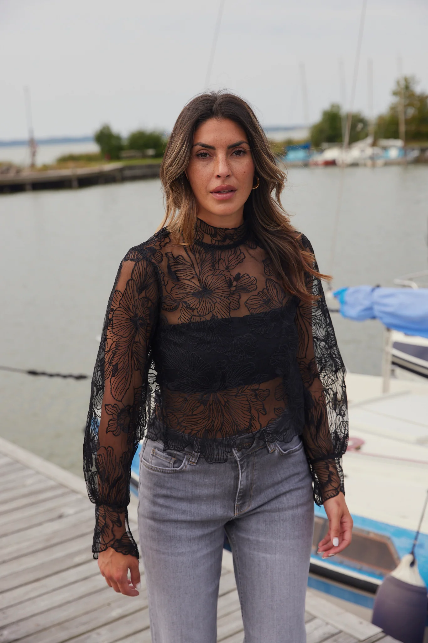 Floral Emb Lace Blouse | Blonde bluse fra Avery - Image 4