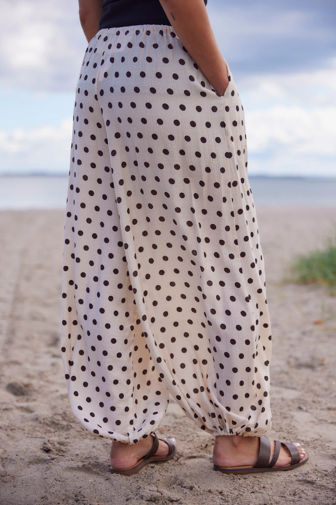Flowy Polka dot pants | Ecru | Bukser fra Atelier C - Image 2