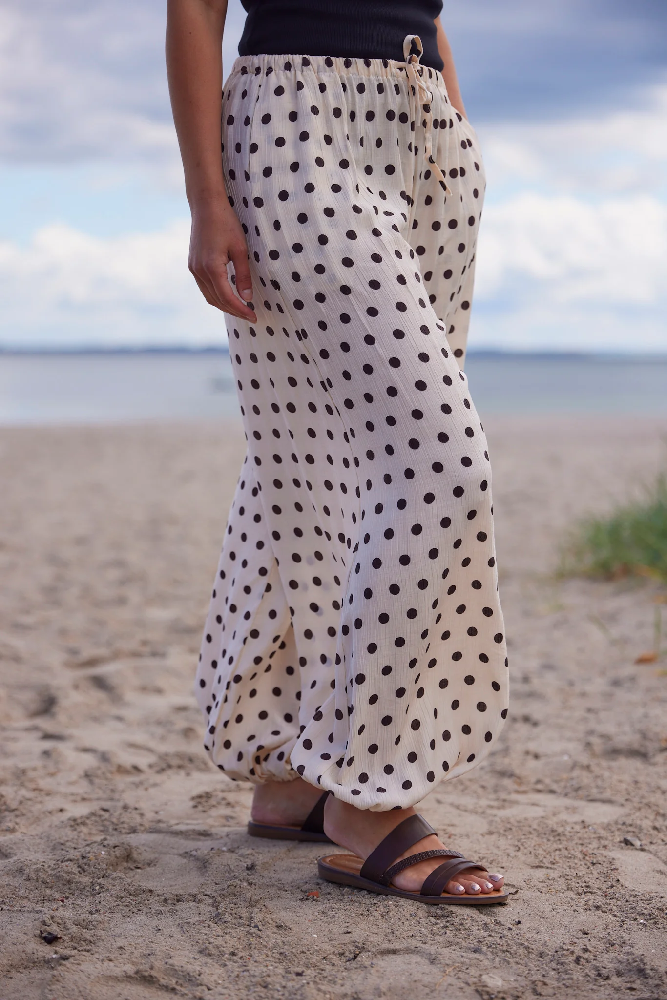 Flowy Polka dot pants | Ecru | Bukser fra Atelier C - Image 3