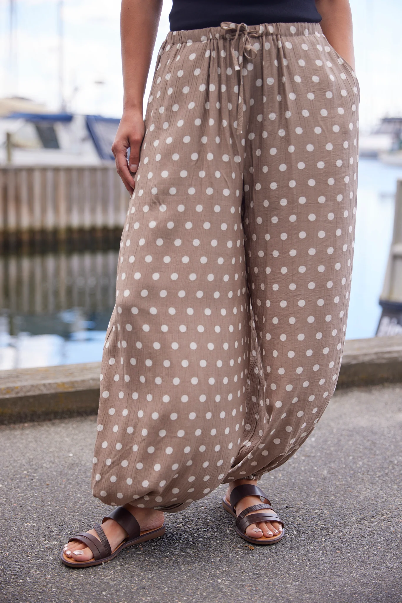 Flowy Polka dot pants | Taupe | Bukser fra Atelier C - Image 4