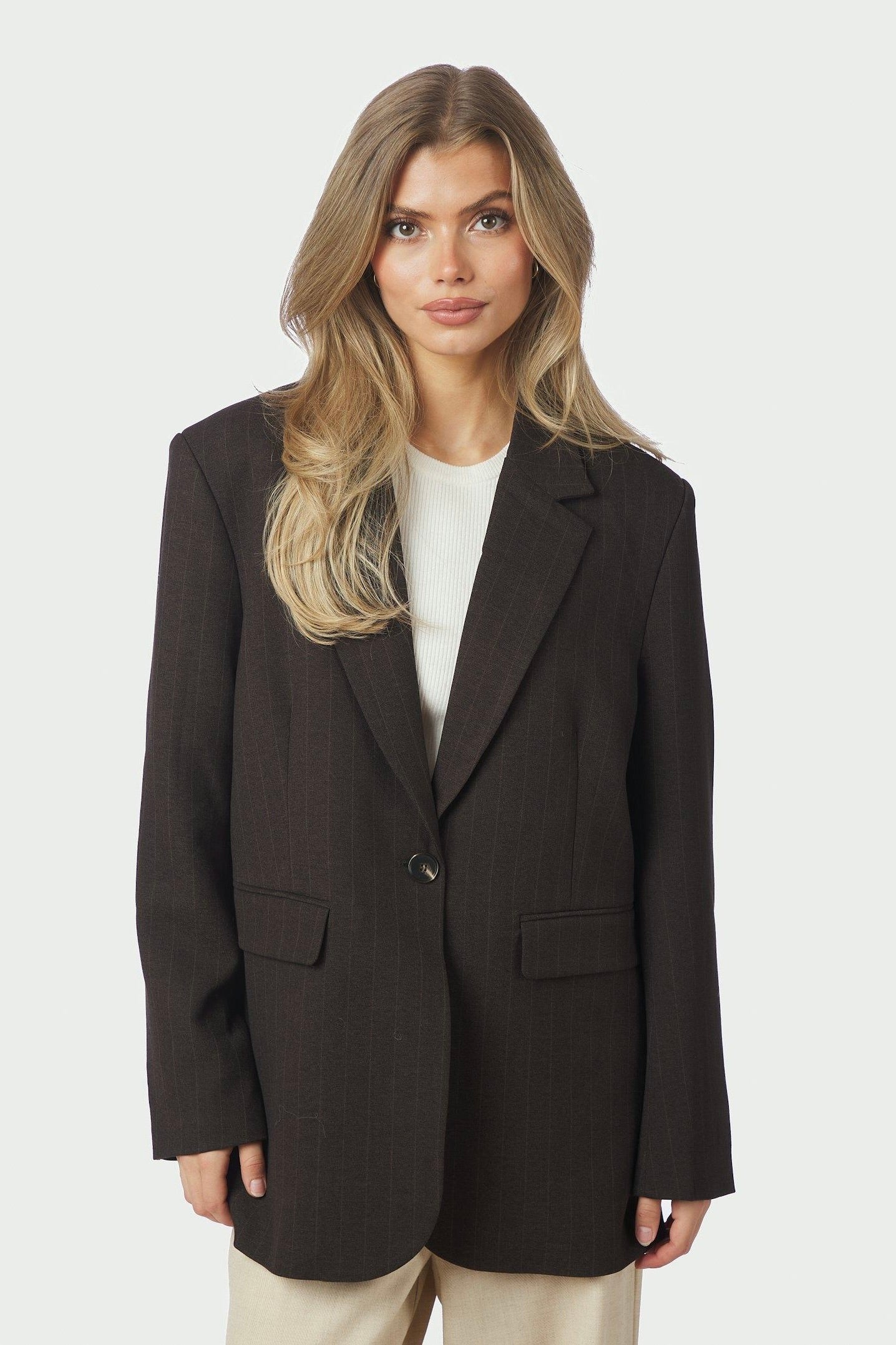 Gaby Pinstripe Blazer | Dark Brown | Blazer fra Neo Noir - Image 3
