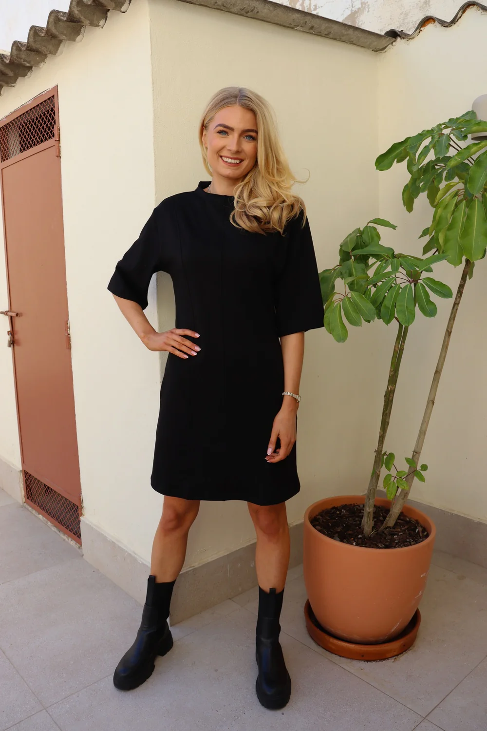 Henne Ss Slimfit Dress | Black | Kjole fra Liberté - Image 2