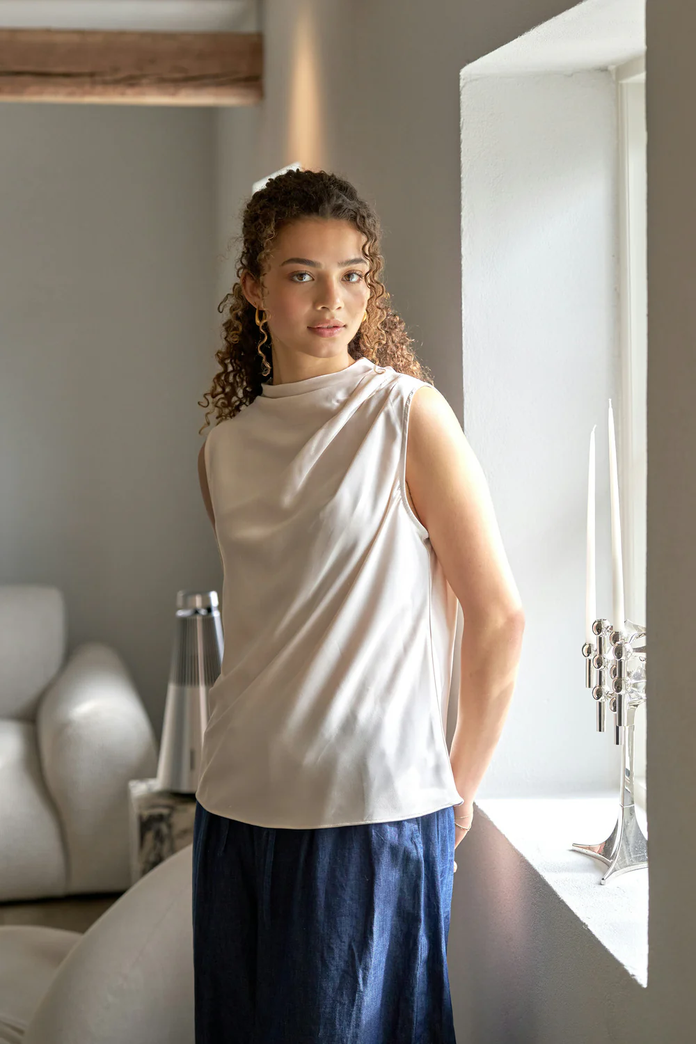 Isola Drapy Satin Top | Creme | Bluse fra Neo Noir - Image 9