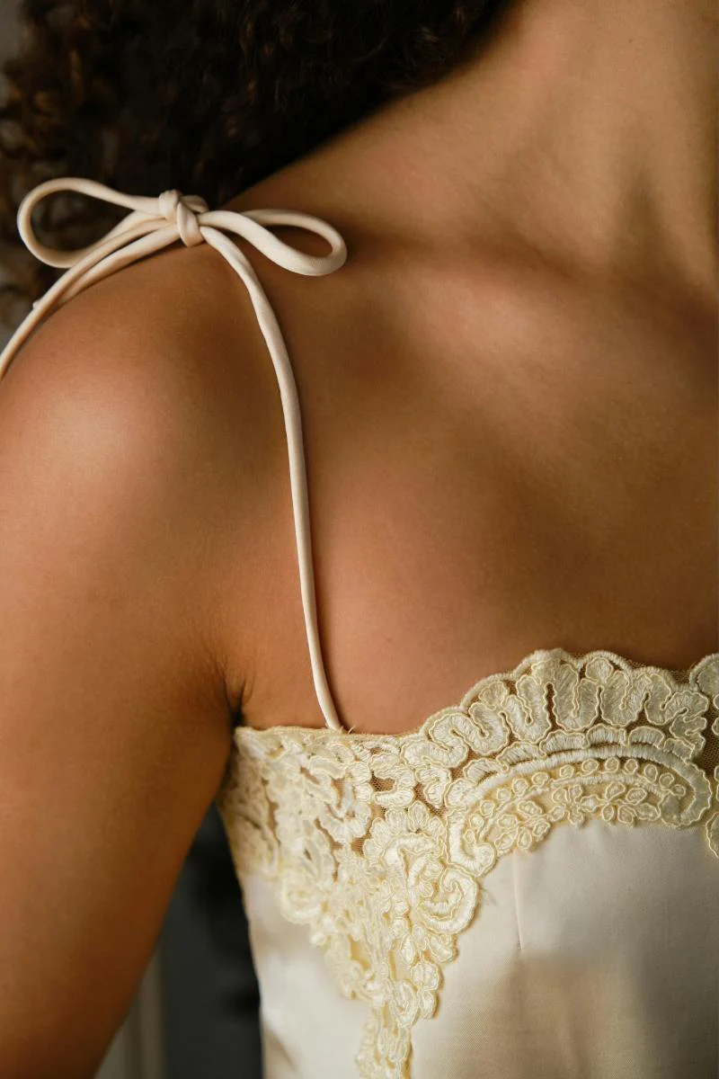 Kaela Heavy Sateen Lace Top | Light Yellow | Bluse fra Neo Noir - Image 4