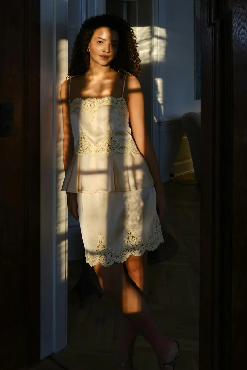 Kaela Heavy Sateen Lace Top | Light Yellow | Bluse fra Neo Noir - Image 5