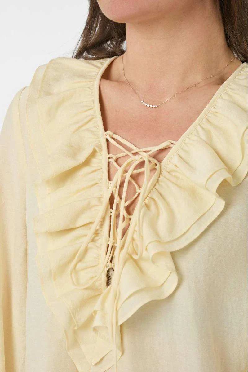 Katarina Crepe Ruffle Blouse | Light Yellow | Bluse fra Neo Noir - Image 8