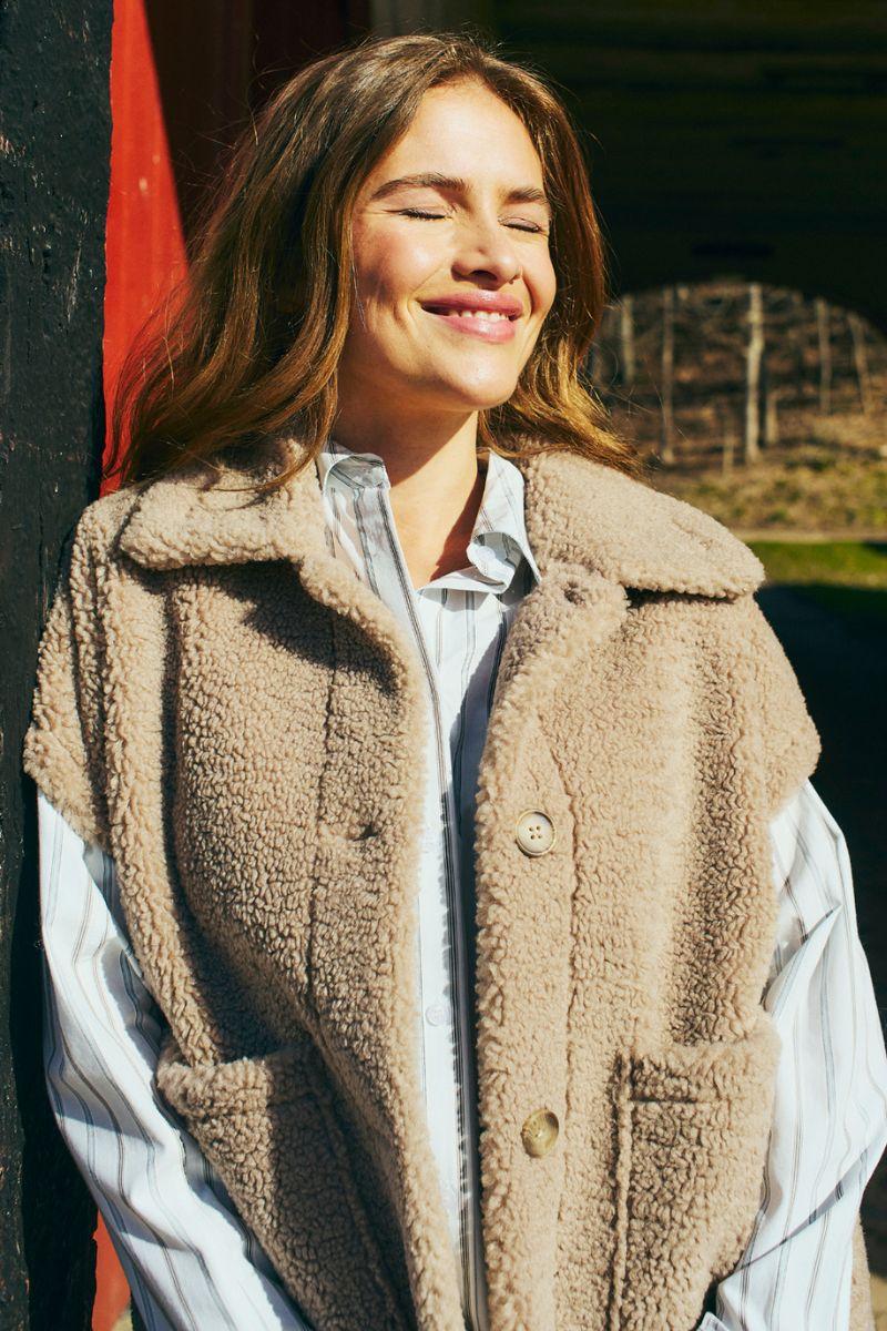 Lamby Waistcoat 206965 | Simply Taupe | Jakke fra Freequent - Image 4