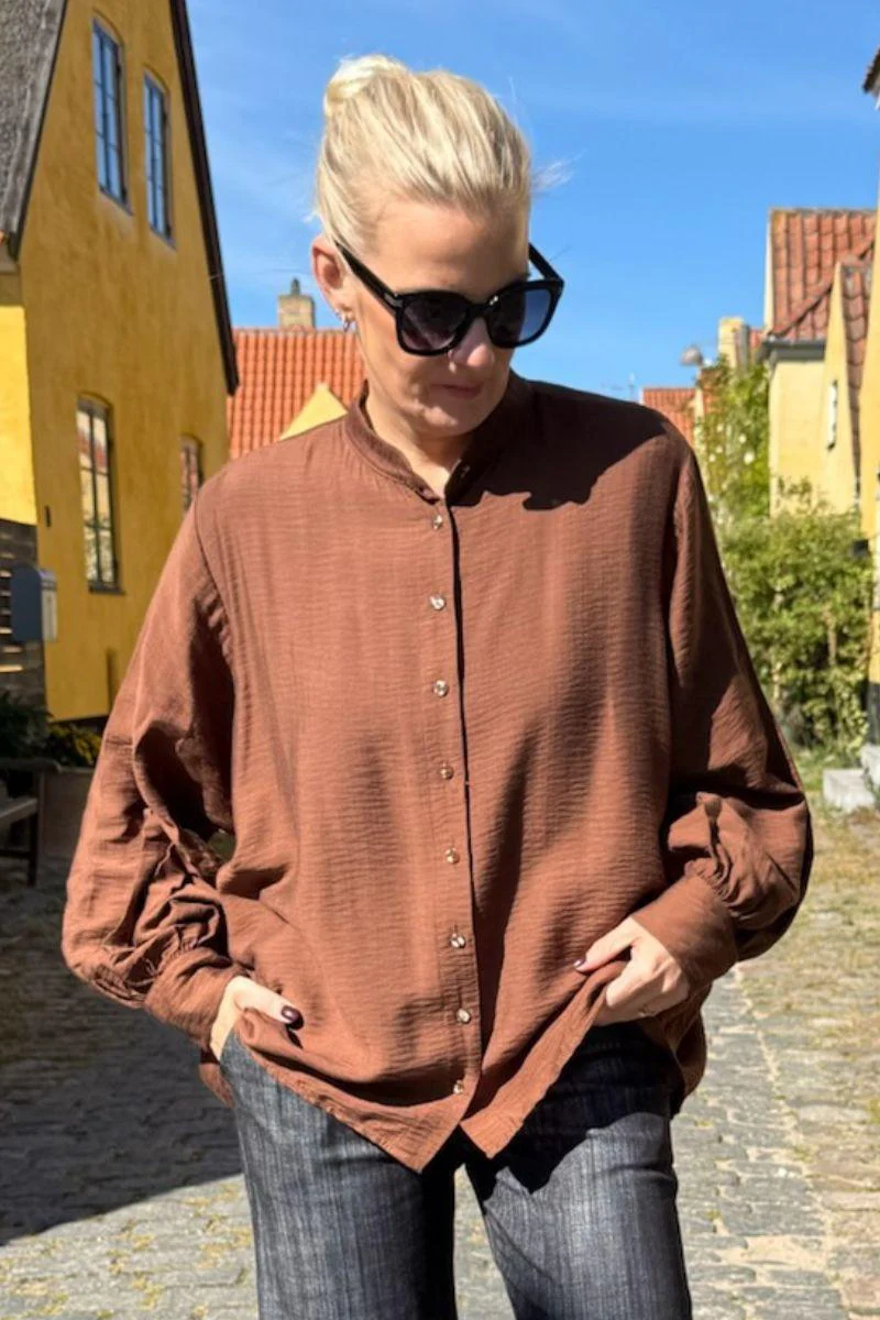 Laurel Shirt | Camel | Bluse fra Black Colour - Image 3