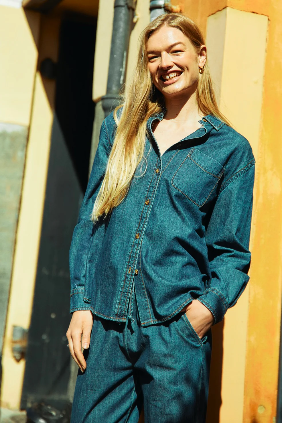 Lisea Shirt 205483 | Medium Blue Denim | Skjorte fra Freequent - Image 4