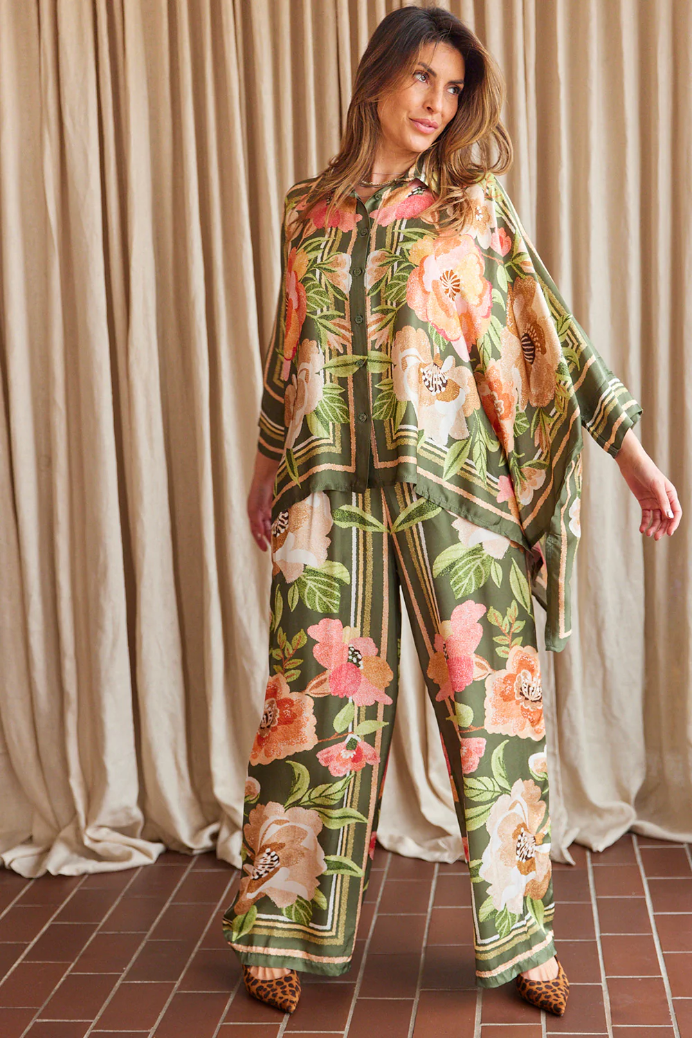 Silky Floral Shirt | Kaki | Skjorte fra Atelier C - Image 2