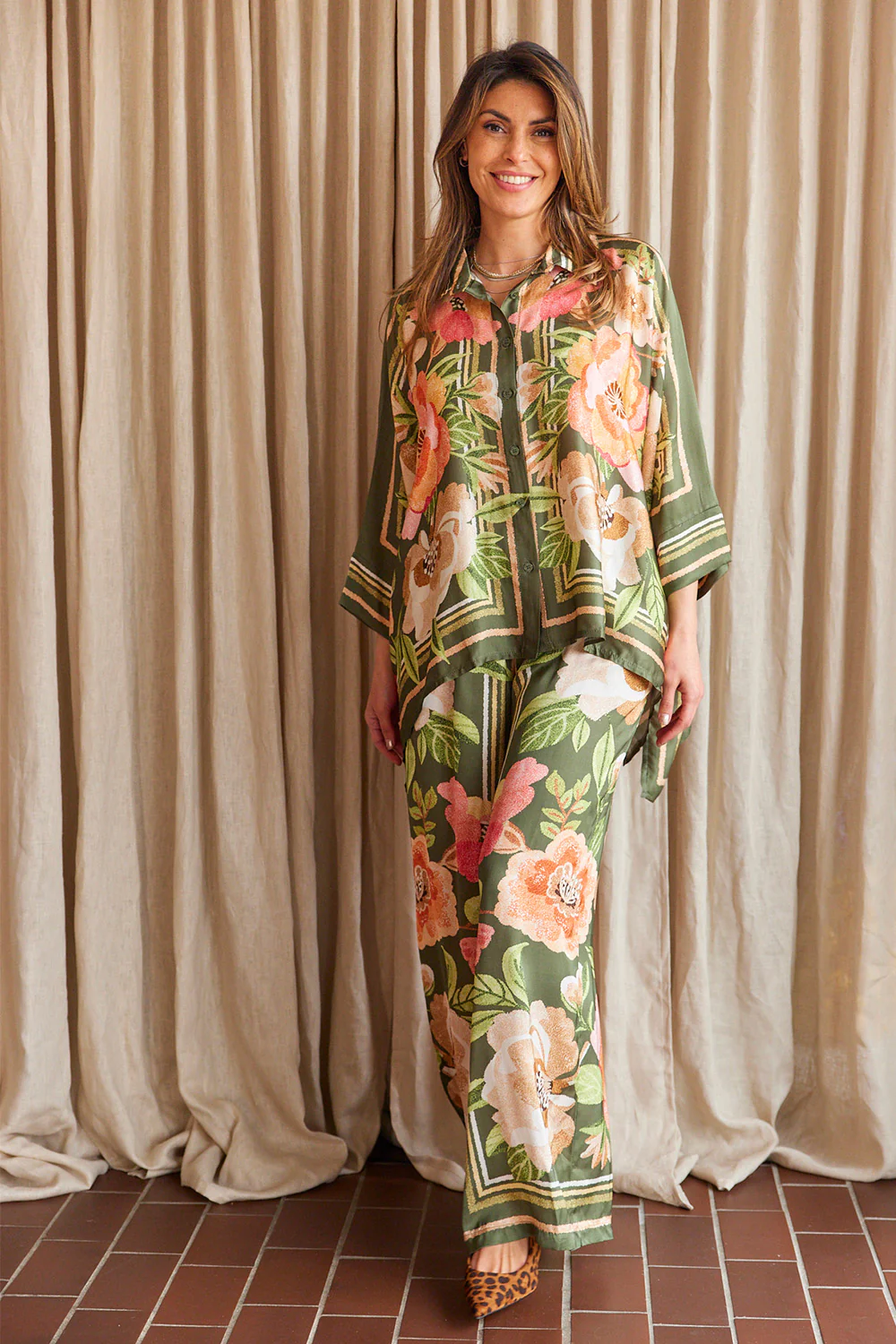 Silky Floral Shirt | Kaki | Skjorte fra Atelier C - Image 4